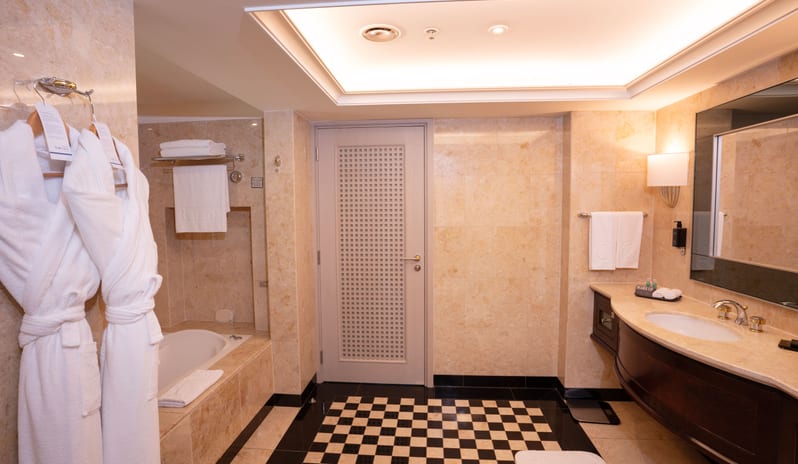 Sea view suite with balcony and lounge access - Bathroom (2) copy